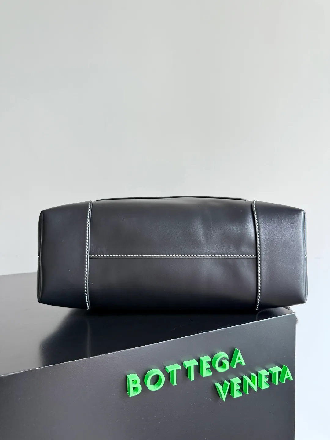 Batch 2460 BOTTEGA VENETA 2025 new men's ANDIAMO backpack Bottega Veneta's main recommendation is undoubtedly Andiamo. The first new favorite of 2025 is a men's splayed buckle bag. It can be seen that the designer has used many small ideas. The detachable cross-body strap is very convenient for elite office workers to carry their work diary. Reduce the burden on your hands when carrying office supplies. The interior is divided into two large compartments and a small zippered compartment. Unlike the women's model, the compartments here are not detachable. The fixed large single layer also makes it easier to pack lightly when going out to work and avoids the accumulation of too many small items. Style number: 807715 (full leather) Size: 37*26*13cm